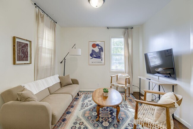 Foto del edificio - Charming 2 Bedroom with Fenced Yard & Parking Near Old Market!