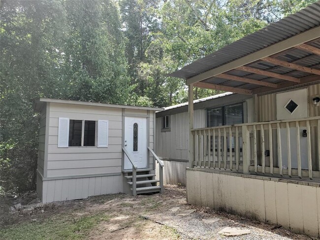Building Photo - 886 Queenswood