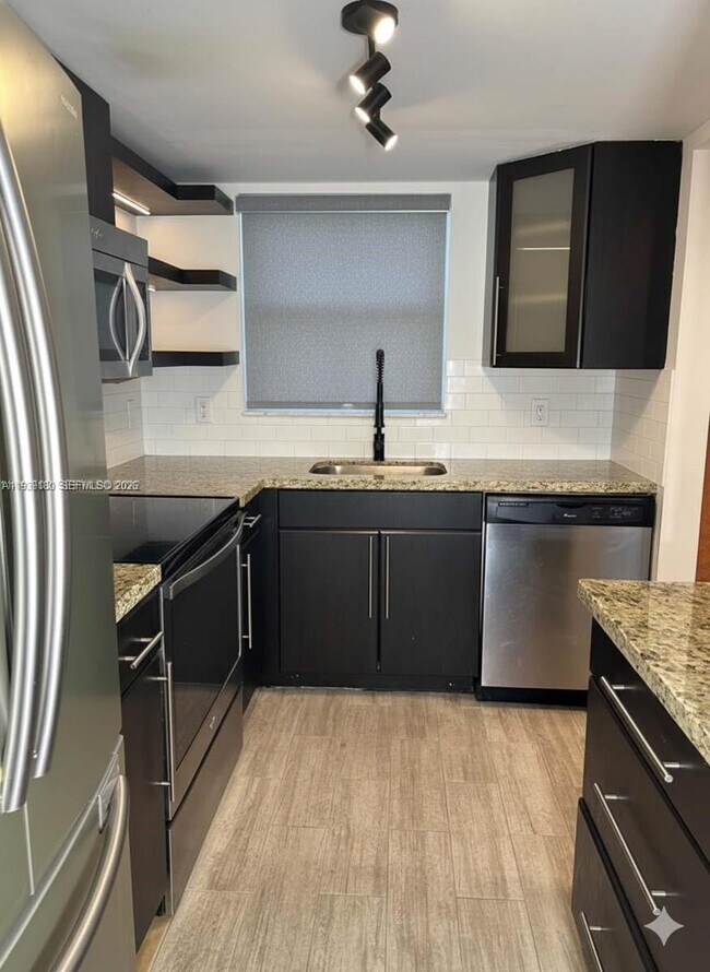 Foto del edificio - 1630 Embassy Dr