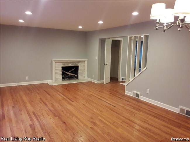 Building Photo - 1044 Stratford Ln E