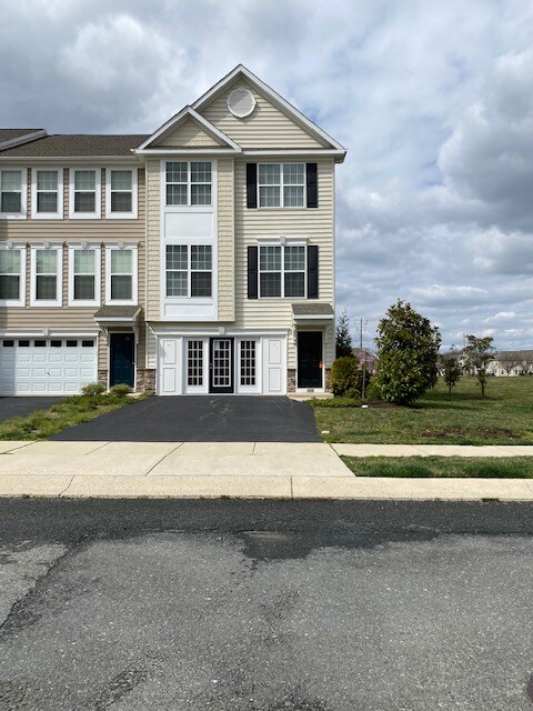 Foto principal - A gorgeous 3 bedroom, 2 full and 2 half ba...