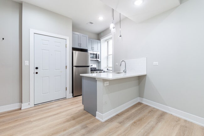 Building Photo - 441 W Belden Ave