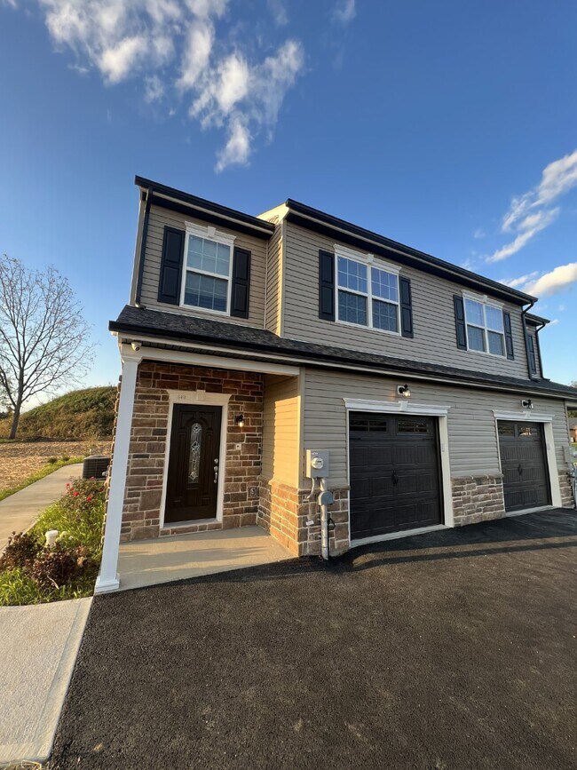 Building Photo - AVAILABLE NOW! BRAND NEW Luxury 3 Bedroom,...