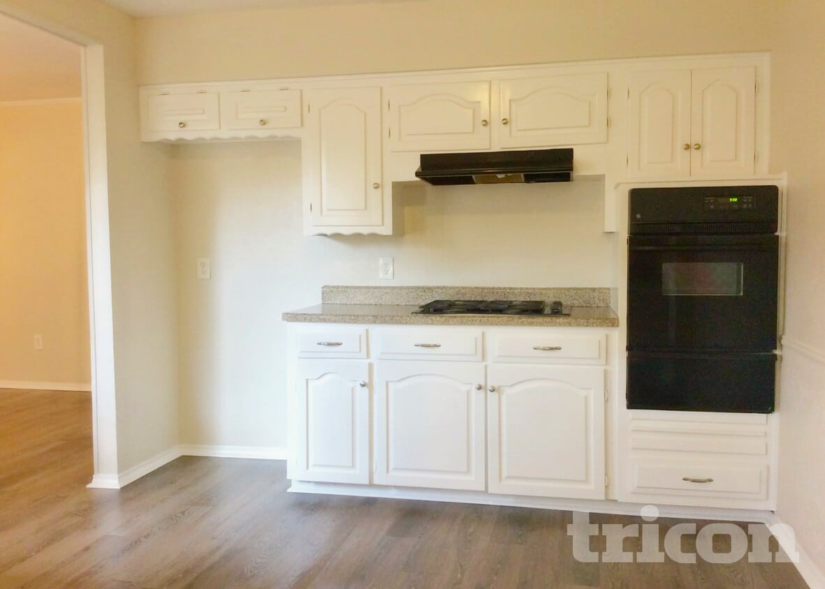 Building Photo - 415 E Mona Ave