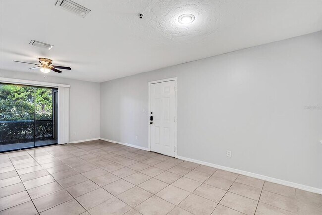 Foto del edificio - 4037 Crockers Lake Blvd