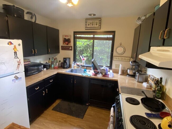 Building Photo - Husky Townhomes