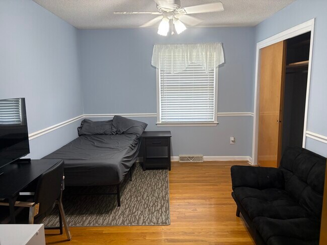 Foto del edificio - 6011 Wedgewood Dr