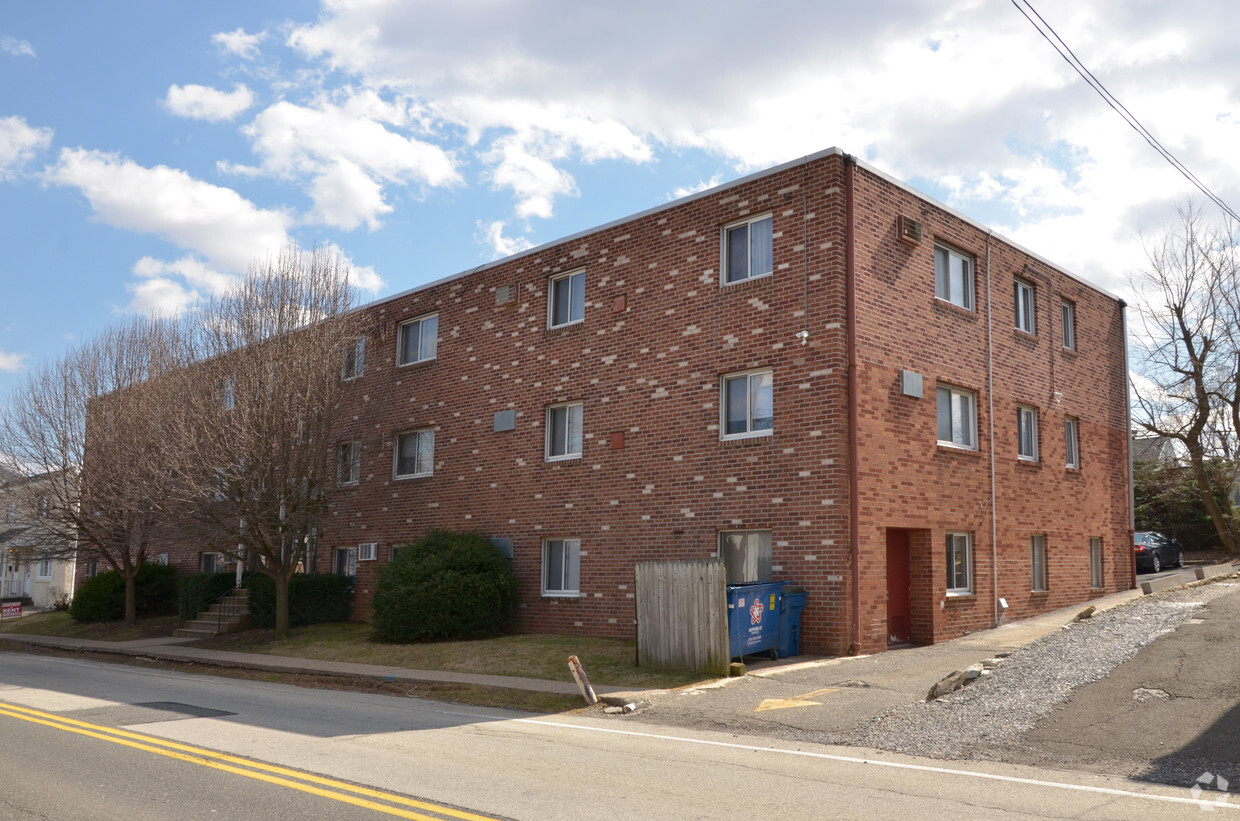 Building Photo - 910 Fox Chase Rd