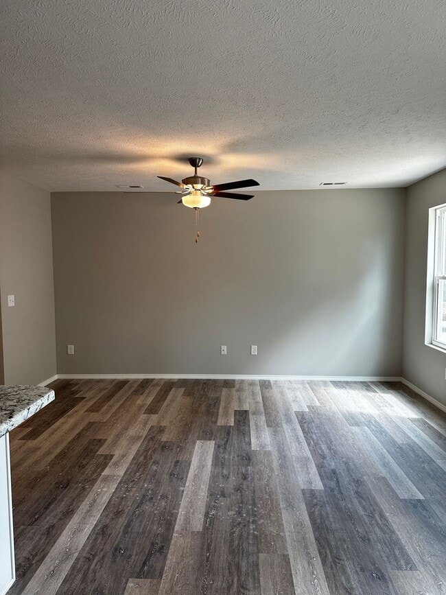 Building Photo - Fenced 3 bedroom home-Westbury Gardens!