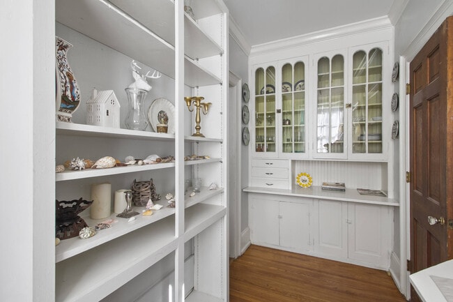 Building Photo - 633 College St