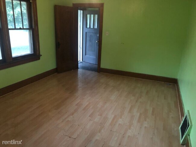 Foto del edificio - 905 NE Perry Ave
