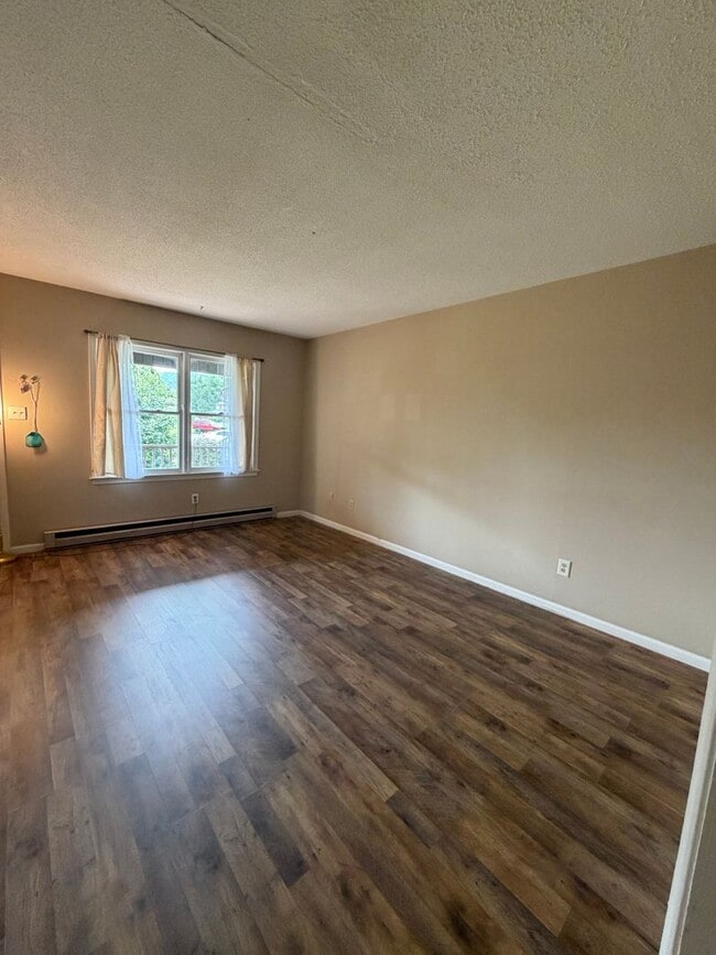 Building Photo - 220 Adams Ln