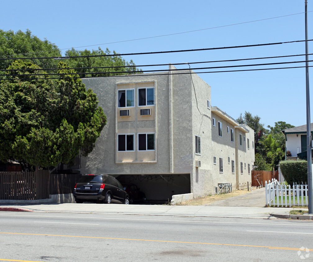 Primary Photo - 7012 Woodley Ave