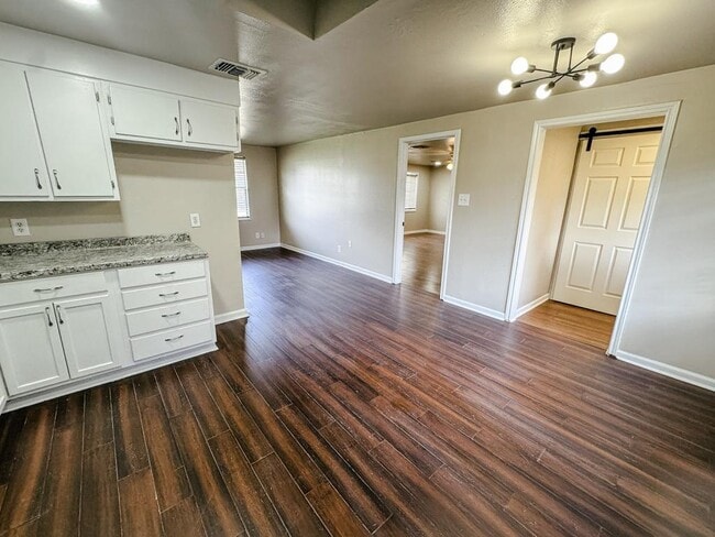 Building Photo - 305 Larkspur St