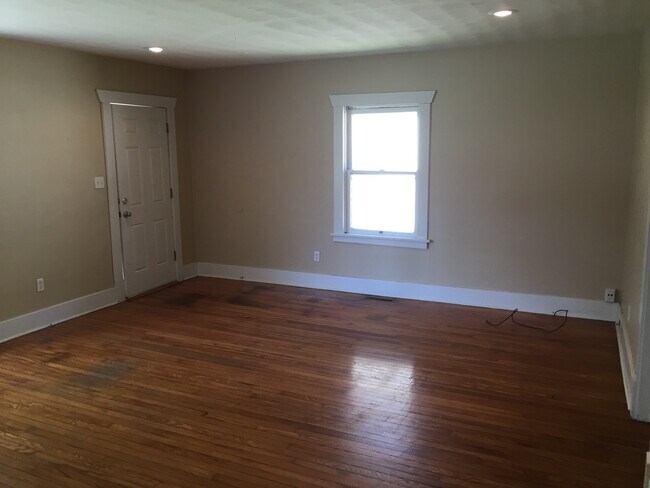 Building Photo - 2 Bedroom 1 Bath with Hardwood Floors! $795