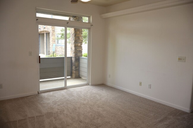 Building Photo - Enjoy Windsor Living: Bright Condo Near Tr...