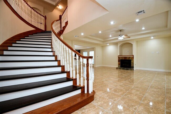Building Photo - 5211 Holly View Dr