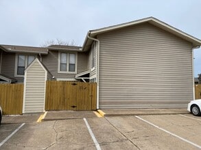 Building Photo - 2101 Barak Ln