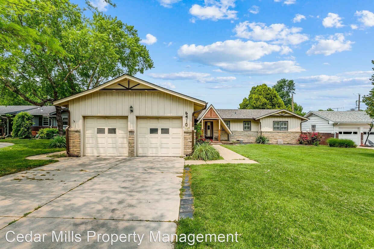 Primary Photo - 3 br, 2 bath House - 6410 E. 10th St.