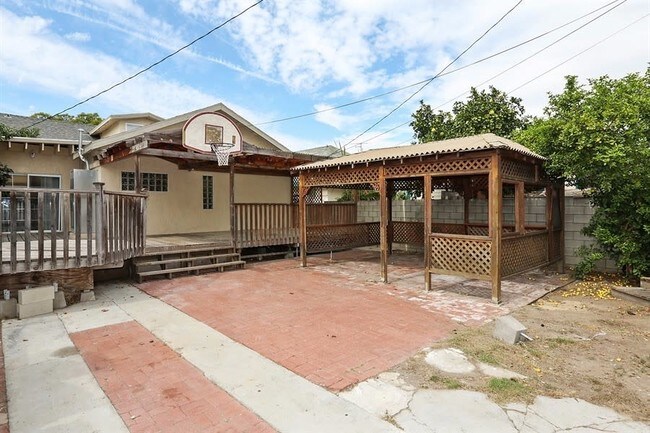 Building Photo - 3886 La Salle Ave