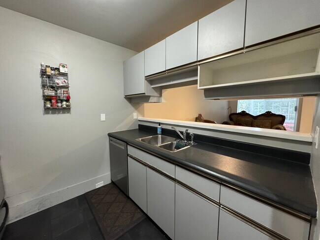 Photo du bâtiment - 795 8th Av W