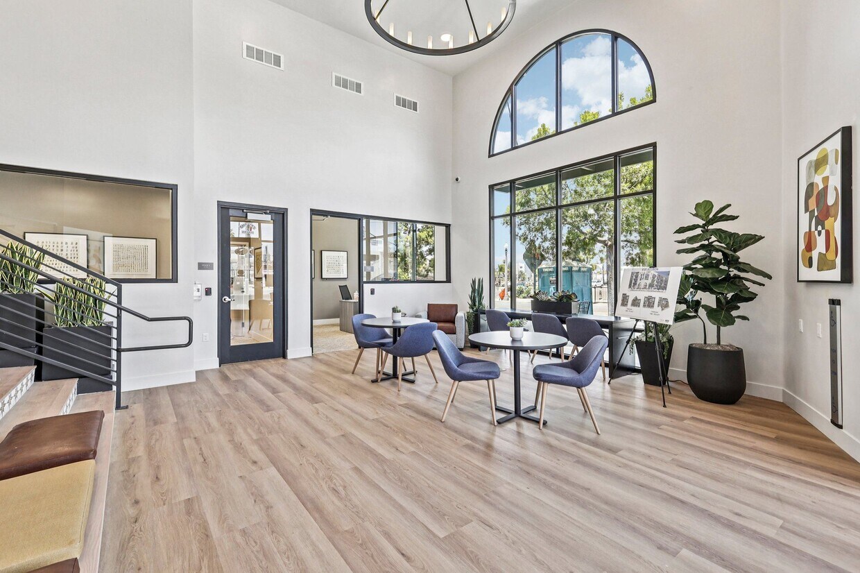 Foto principal - 8181 Allison Apartments - La Mesa, CA