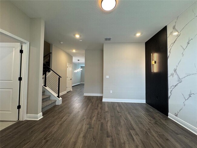 Foto del edificio - 16308 Hamlin Hills Rd
