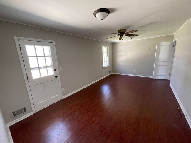 Foto del edificio - 3 bed/2 bath home in Martinez w/huge backyard and covered patio