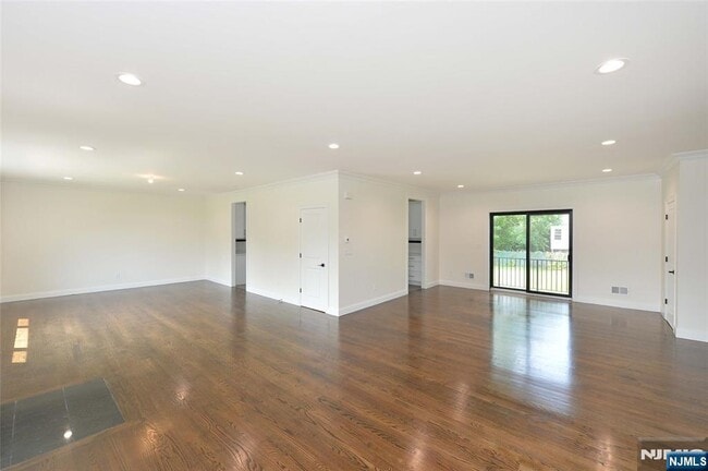 Building Photo - 610-10 River Dr