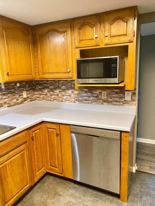Building Photo - Beautiful & Spacious House in Green Meadow...
