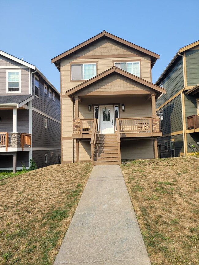 Building Photo - Spacious Home with Beautiful Finishes in B...