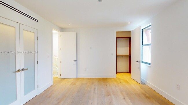 Building Photo - 3522 NE 167th St