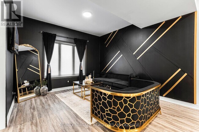 Photo du bâtiment - 8196 McLeod Rd