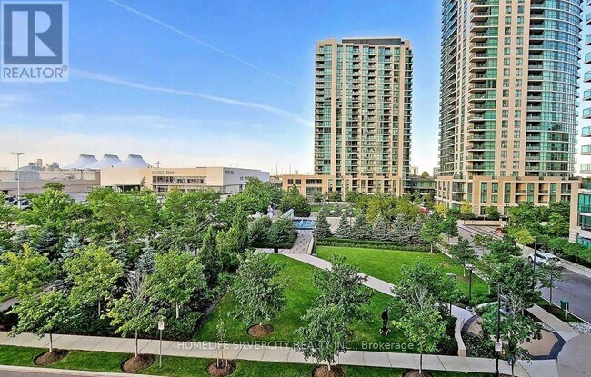 Photo du bâtiment - 235-235 Sherway Gardens Rd