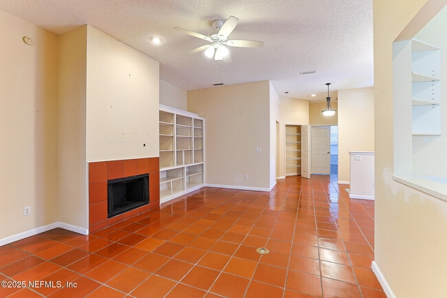 Foto del edificio - 1561 Stonebriar Rd