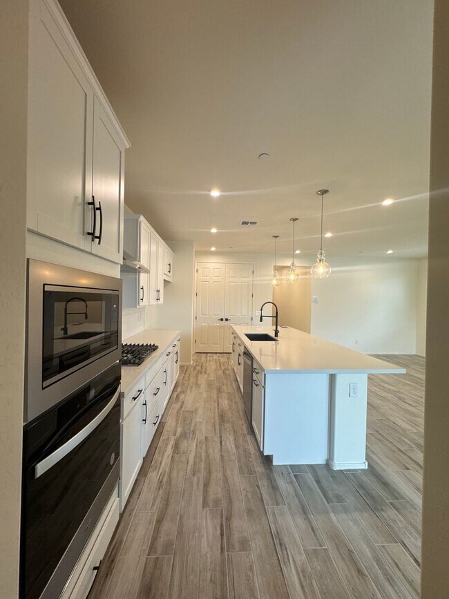 Foto del edificio - LIKE NEW 4 BEDROOM IN PEORIA