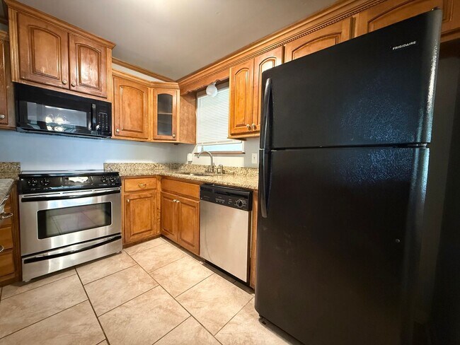 Building Photo - 9115 Oak Grove Ln