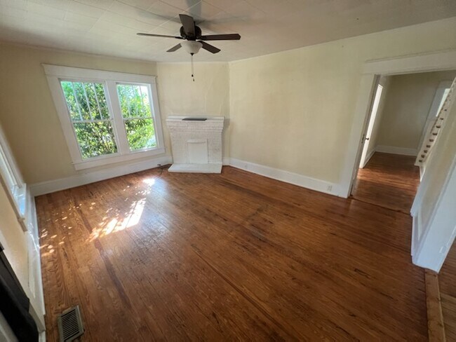 Foto del edificio - 2446 Wallace Ave