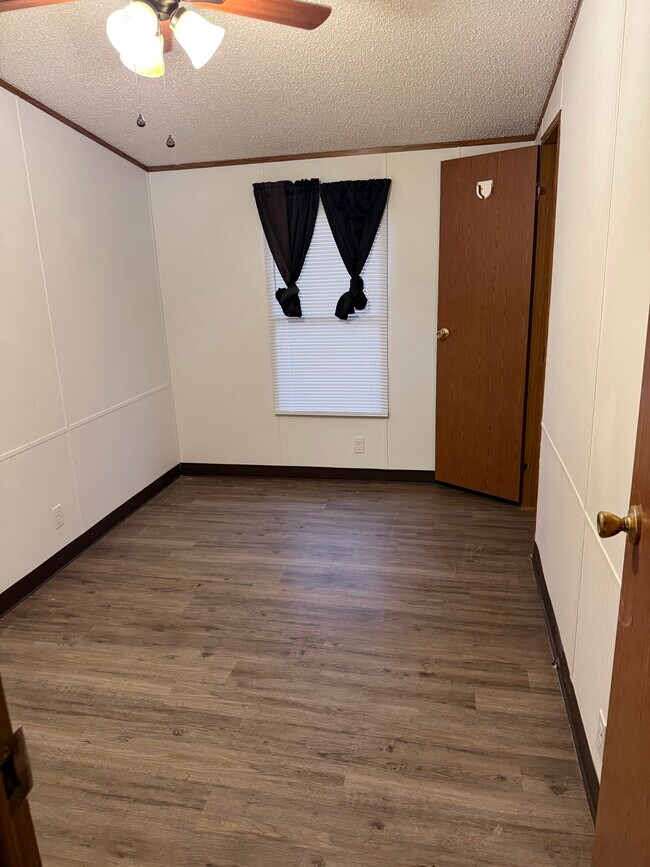 Foto del edificio - 2058 Krist Ln