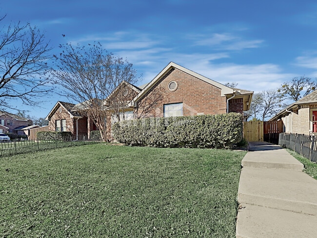 Building Photo - 1637 Myrtle Dr