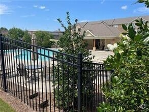 Building Photo - 651 Sunset Park Dr
