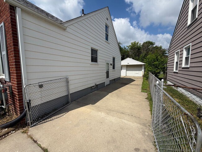 Foto del edificio - 3bd Bungalow w/basement