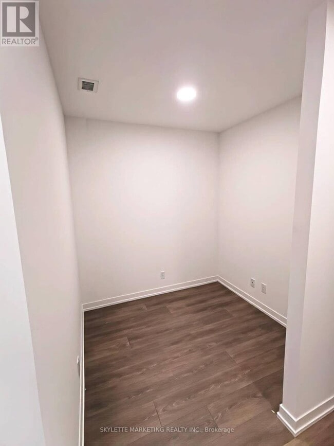 Photo du bâtiment - 8 Beverley Glen Blvd