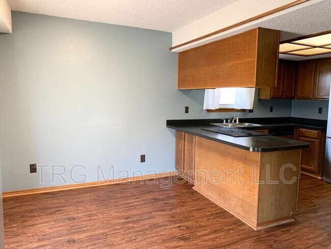 Building Photo - 425 E Pecan Ln