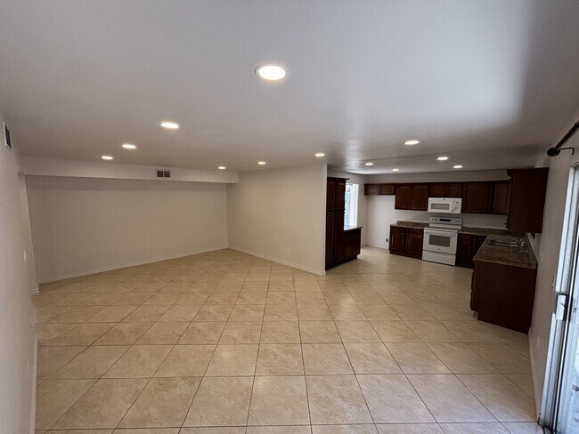 Foto del edificio - 388 Hilltop Dr