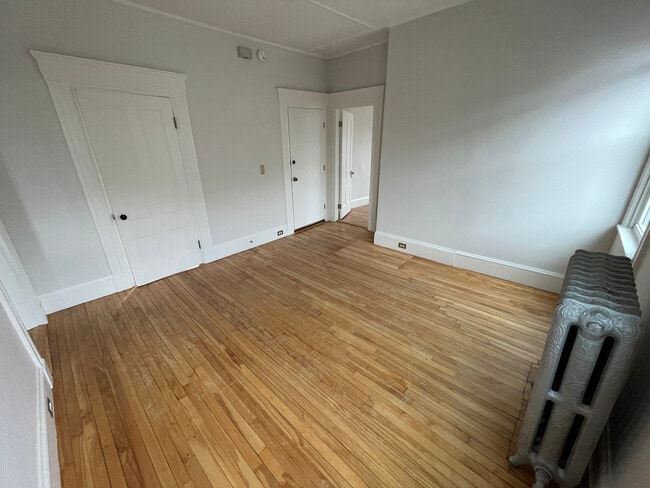 Living room. - 18 North St