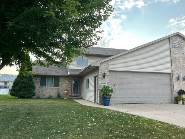 Building Photo - 820 Lang Way