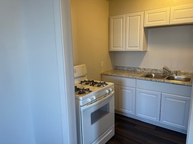 Kitchen - 1808 W Broadway St
