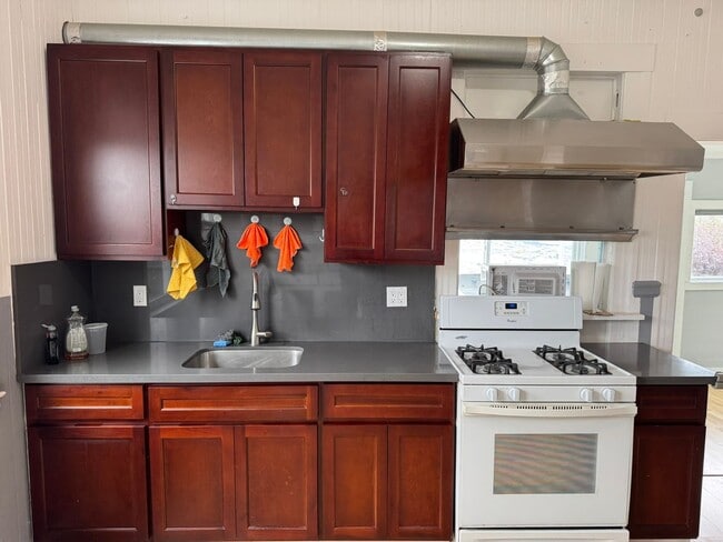 Foto del edificio - Three Bedroom House in Visitacion Valley