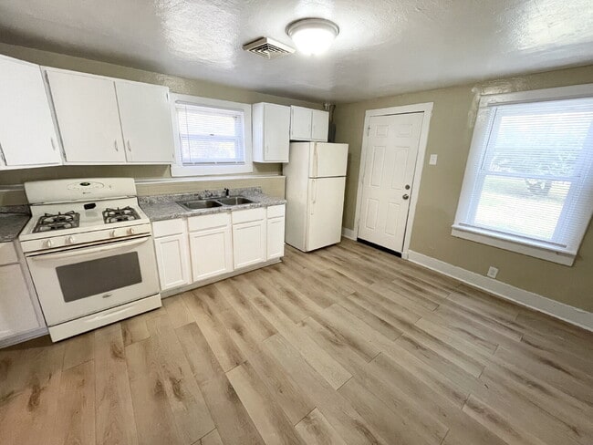 Foto del edificio - Southeast Indy 2BR House w/2-Car Garage!